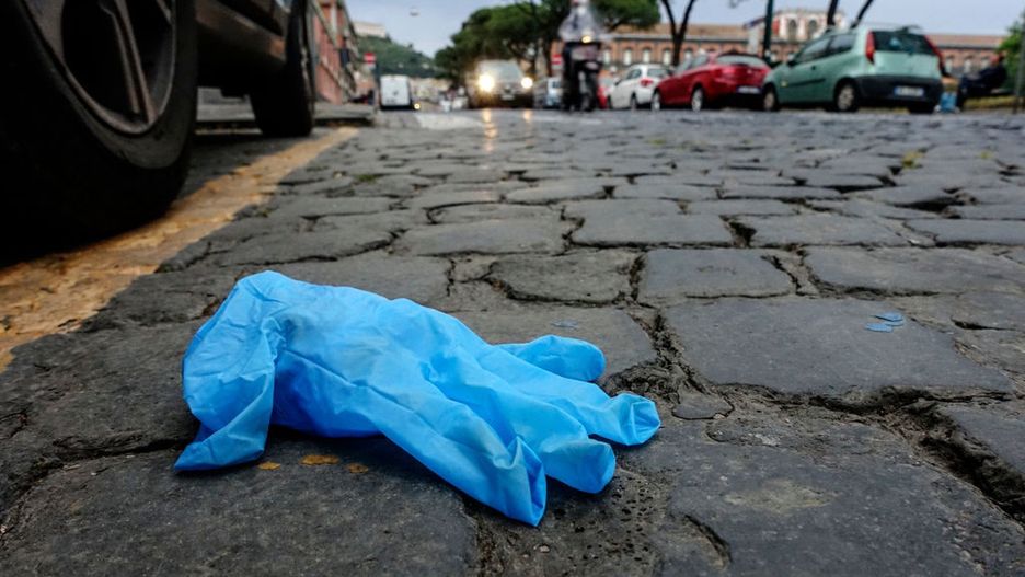 Rękawiczki na ulicach Neapolu leżą praktycznie wszędzie