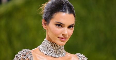 MET Gala 2021. Kendall Jenner w kryształowej sukni. Modelka odkryła całe ciało