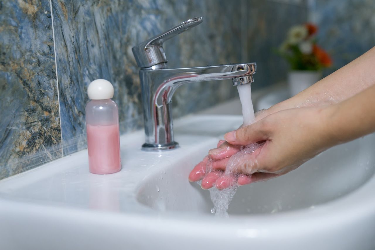 Zniknie kamień i zacieki. Twój kran będzie lśnić jak nowy