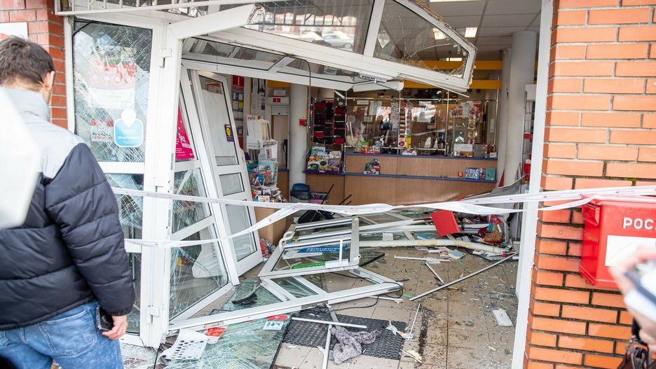 Białystok. Wjechała BMW na pocztę. Popełniła fatalny błąd