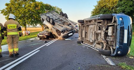 Zderzenie na dk 10. Laweta przygniotła osobówkę
