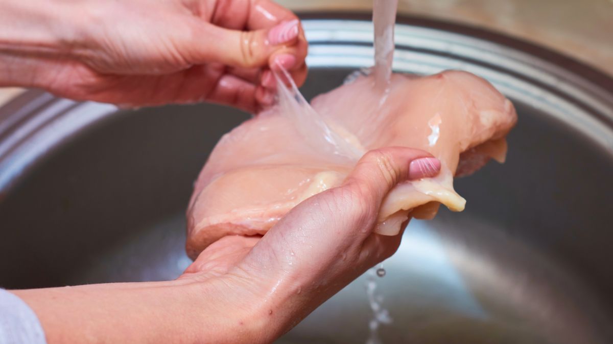 Wiele osób myje mięso w zlewie wbrew zaleceniom Sanepidu