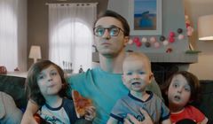 Piosenki o dzieciach, podróżach i siłowni promują mOkazje w mBanku (wideo)