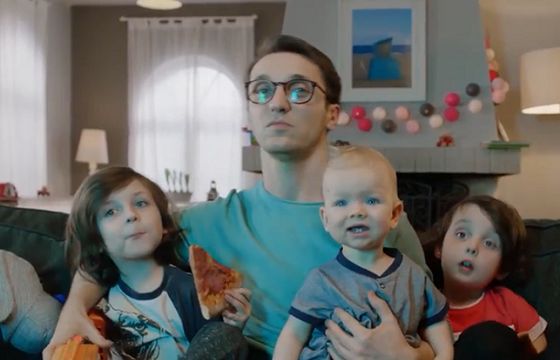 Piosenki o dzieciach, podróżach i siłowni promują mOkazje w mBanku (wideo)