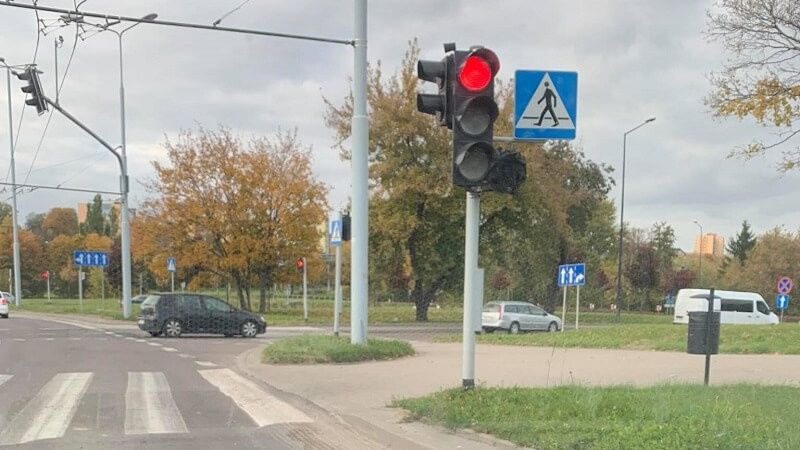 Ostreczowany sygnalizator strzałki warunkowej na skrzyżowaniu ul. Mełgiewskiej i ul. Turystycznej