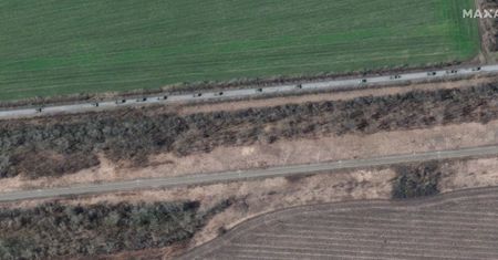 Potężny konwój tuż przy rosyjskiej granicy. "Pojazdy opancerzone, ciężarówki z systemami rakiet"