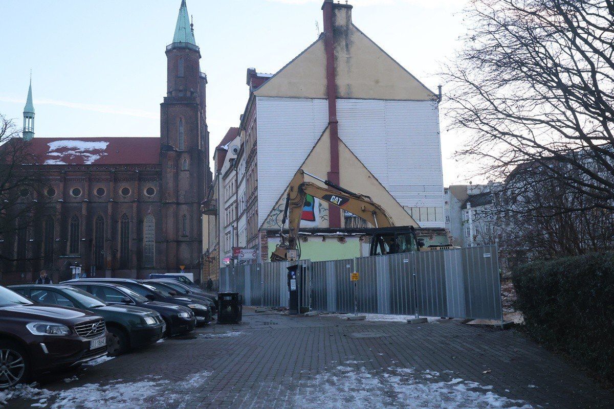 Legnica: Były sklep przez miesiące był niszczony przez wandali, właśnie kończy się jego rozbiórka