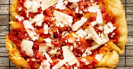 Na widok takiej pizzy łapiesz się za głowę? Niepotrzebnie! Zajadają się nawet Włosi