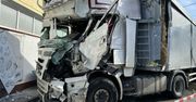 Piecki: Zderzenie ciężarówek. Jeden z pojazdów uderzył w budynek