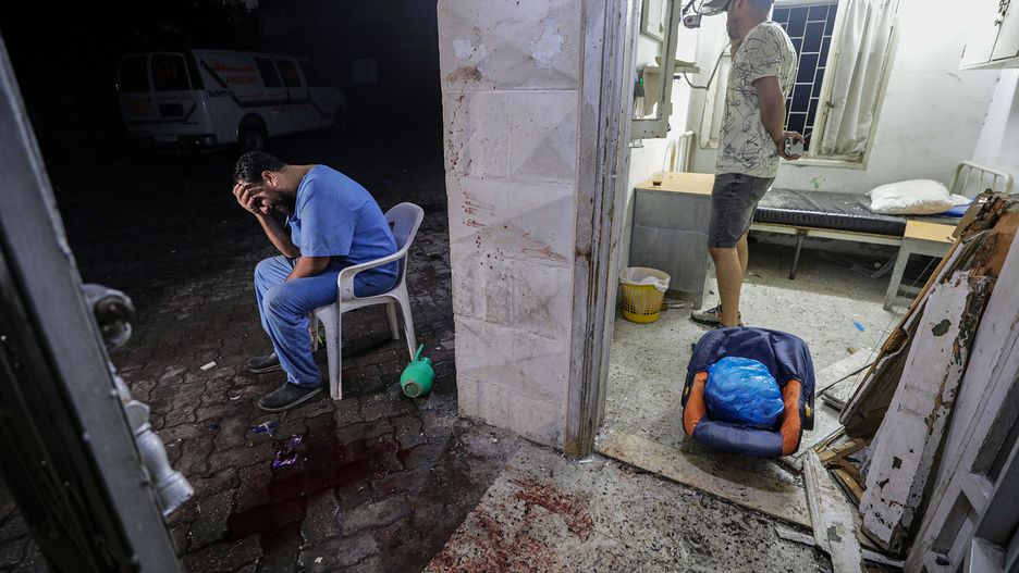 Airstrike on Al Ahli hospital in Gaza
epa10924872 A doctor at the scene of Al Ahli hospital after an air strike in Gaza City, 17 October 2023. According to Palestinian officials hundreds of people have been killed in an Israeli strike on a hospital in Gaza on 17 October. Earlier in the day, the Palestinian Health Ministry announced that more than 3,000 Palestinians have been killed and over 12,500 others injured since Israel launched retaliatory air strikes in the Gaza Strip. More than 1,400 Israelis have been killed according to the Israel Defense Forces (IDF) after Hamas militants launched an attack against Israel from the Gaza Strip on 07 October. Israel has warned all citizens of the Gaza Strip to move to the south ahead of an expected invasion.  EPA/MOHAMMED SABER 
Dostawca: PAP/EPA.
MOHAMMED SABER