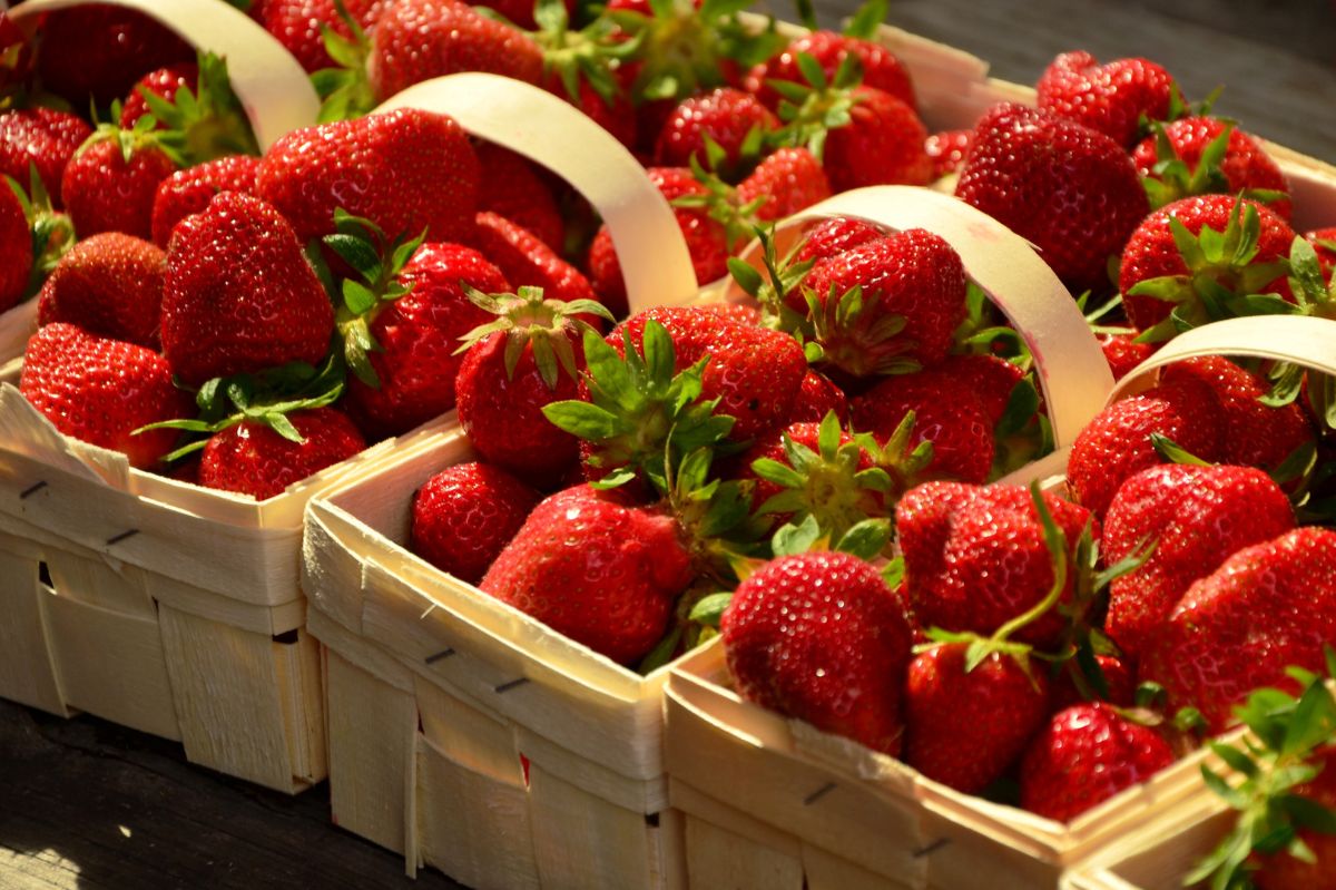 Who should avoid strawberries despite their health benefits?