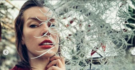 Milla Jovovich w Krakowie. Chodzi na targ i gotuje ziemniaki