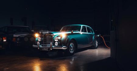60-letni bentley dostał elektryczny napęd. Takich projektów jest więcej