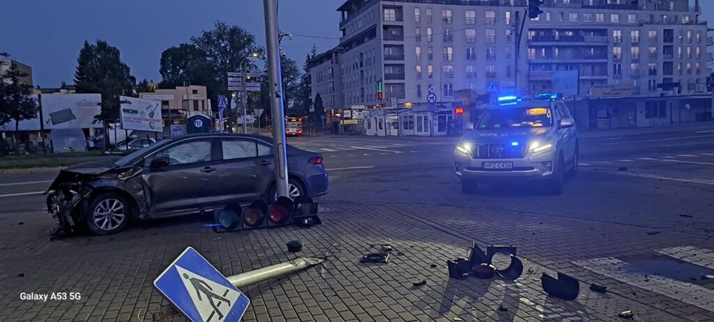 Kolizja w Piasecznie. Obywatel Ukrainy uciekł z miejsca zdarzenia. Porzucił pojazd i pasażerów