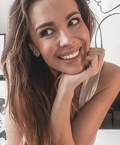 Anna Wendzikowska pozuje w mocno wyciętym kostiumie. Seksapil to jej drugie imię