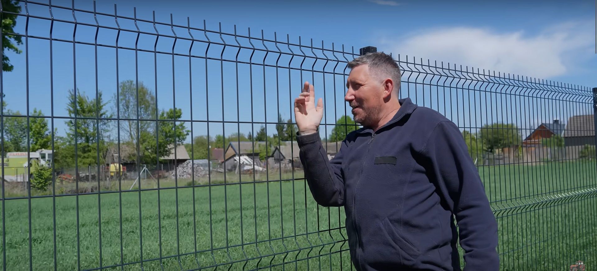 Andrzej z Plutycz przy nowym ogrodzeniu