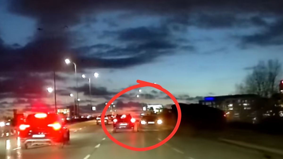 Samochód cudem uniknął zderzenia, po czym wypadł z jezdni