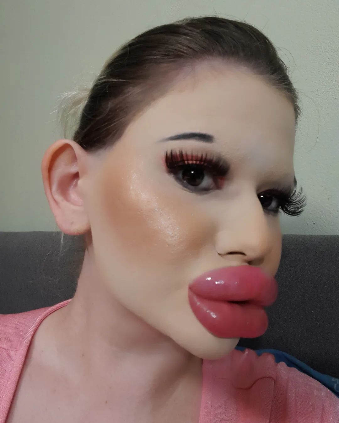 Oto Andrea Ivanova, bułgarska Barbie i posiadaczka "największych ust na świecie"