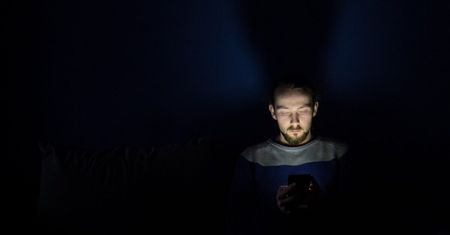Jak często korzystamy ze smartfona? Nasze oczy wiedzą to najlepiej