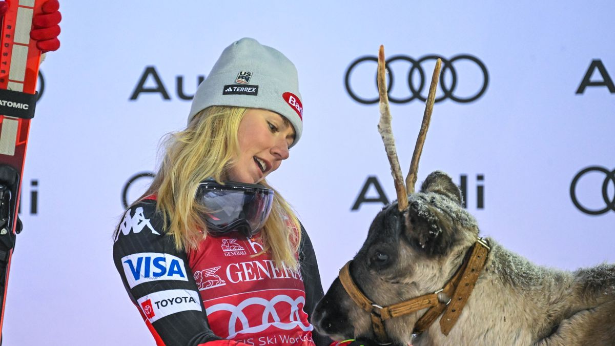 Na zdjęciu Mikaela Shiffrin i jej renifer, Grogu.