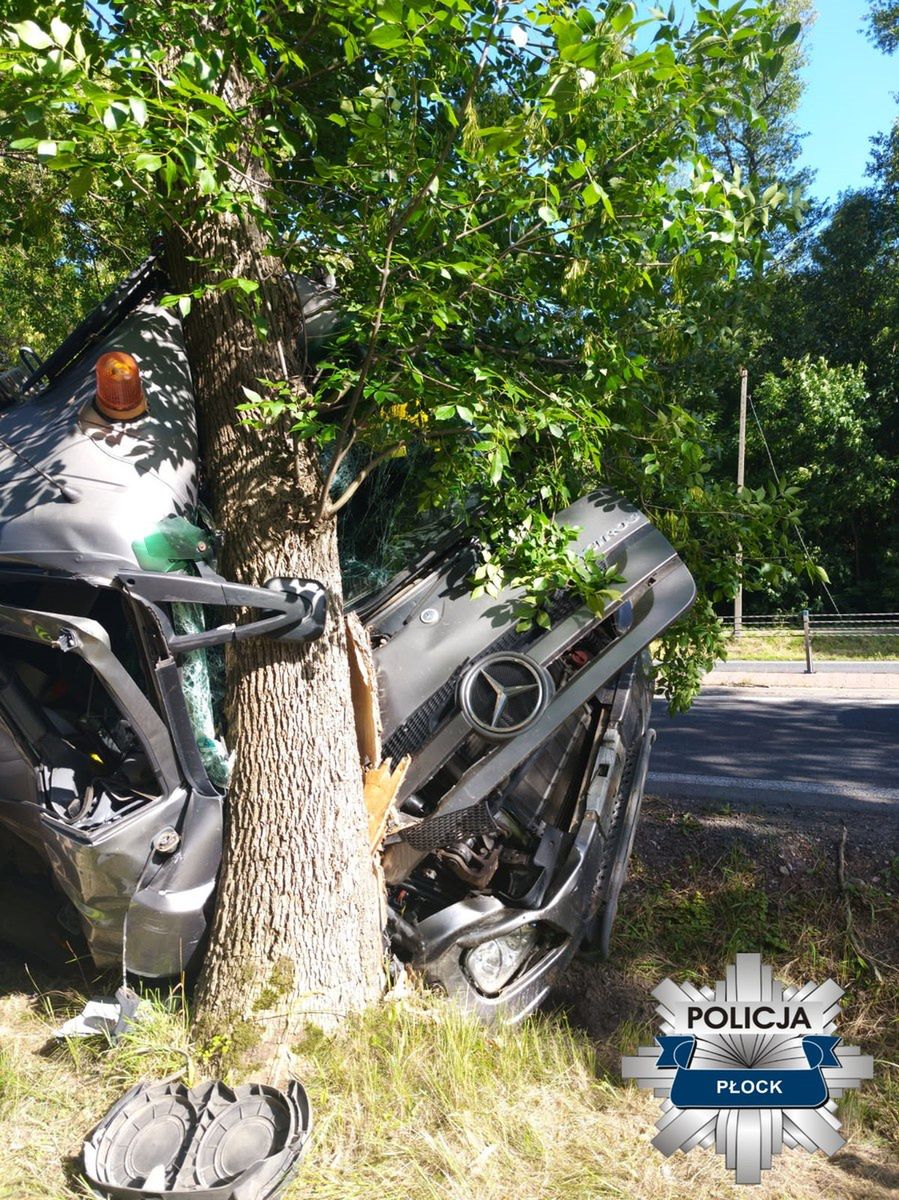 Ciężarówka uderzyła w drzewo. O krok od tragedii na krajowej 60-siątce w powiecie płockim!