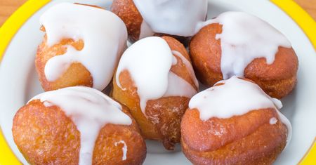 Moja mama robi ciasto na pączki z popularnego owocu. Sąsiadki były w szoku