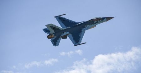 F-16 w rosyjskich barwach. Pojawił się nad USA
