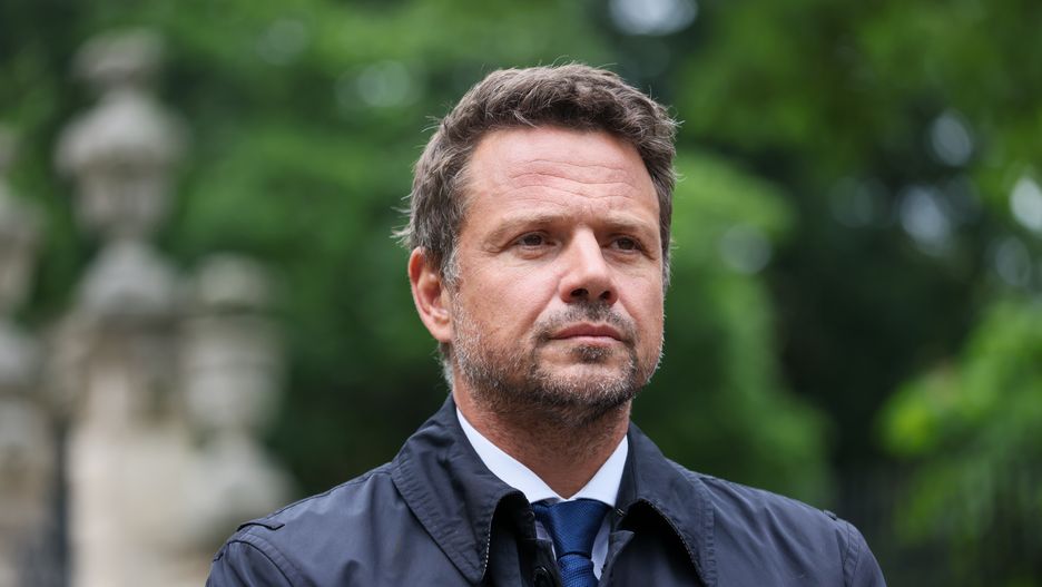 Warszawa, 13.06.2023. Prezydent Warszawy Rafał Trzaskowski na konferencji prasowej w Ogrodzie Krasińskich w Warszawie, 13 bm. Podczas konferencji zostały wręczone pierwsze bilety na Campus 2023 dla uczestniczek i uczestników, którzy wyróżniają się szczególną aktywnością społeczną. (ad) PAP/Leszek Szymański