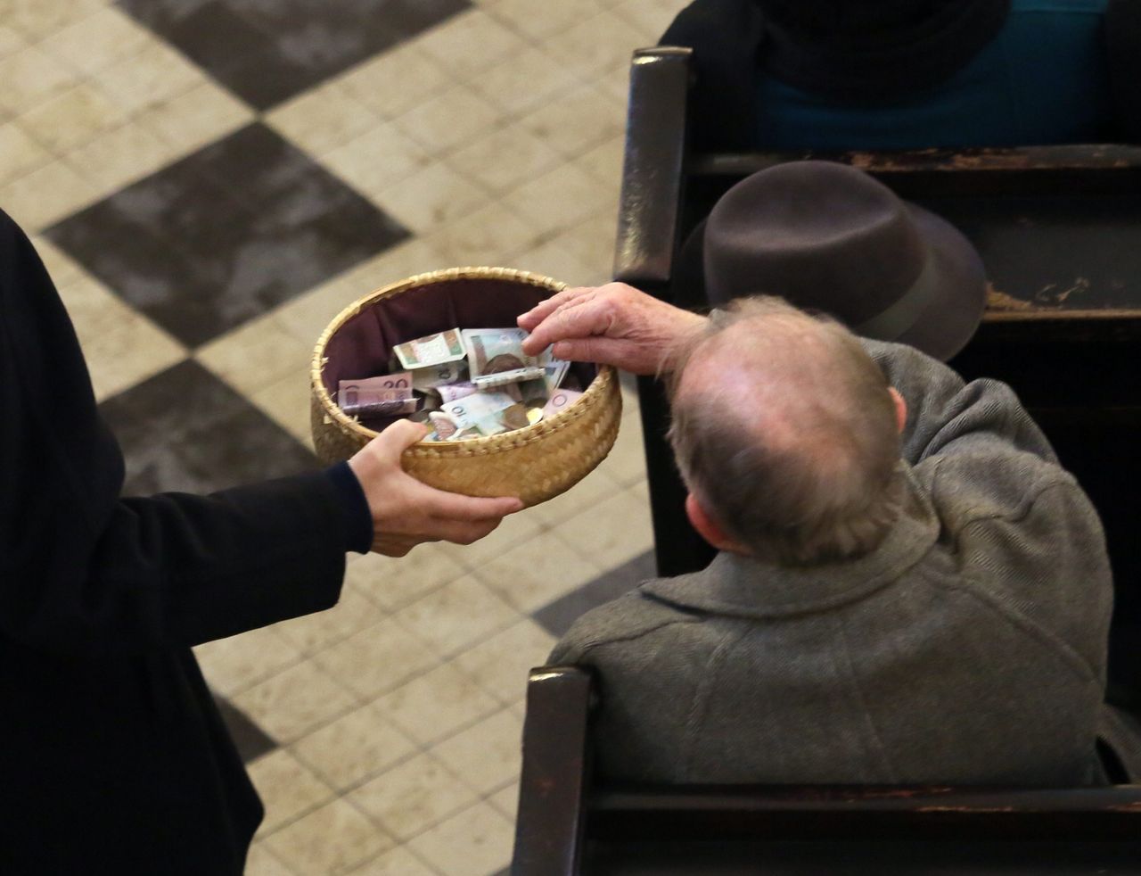 Ksiądz przeliczył tacę. Oto co znalazł pomiędzy banknotami. Nie krył zdziwienia