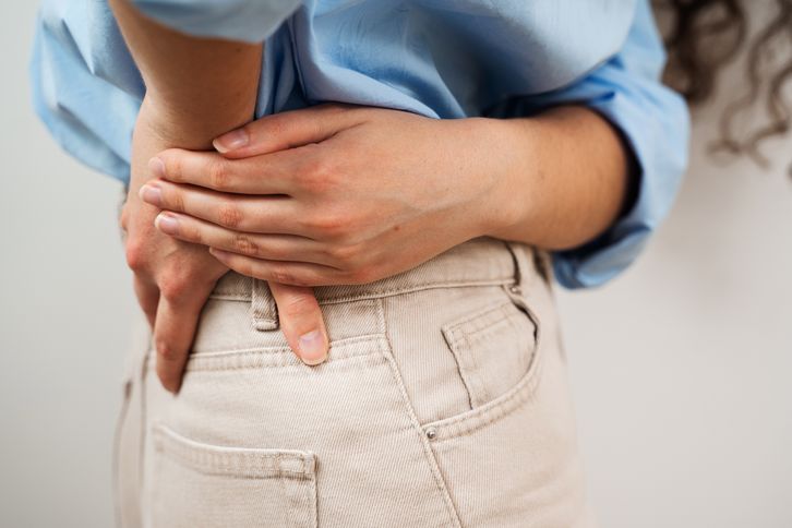 Winna jest najczęściej bakteria Escherichia coli, która na co dzień bytuje w naszym jelicie i zwykle nie stanowi zagrożenia. Problem zaczyna się wtedy, gdy przedostanie się do dróg moczowych.