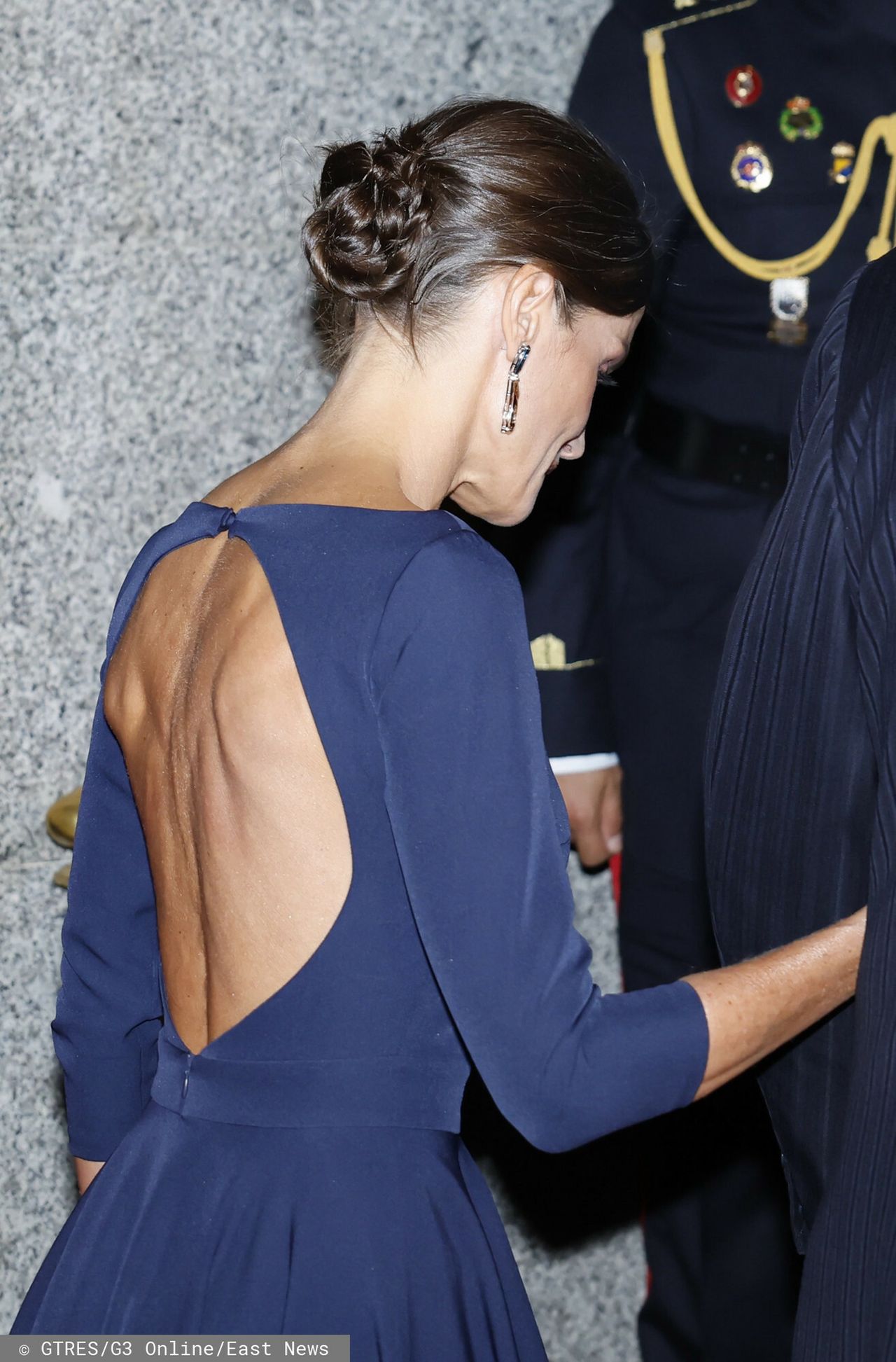 Królowa Letizia w sukni z dekoltem na plecach