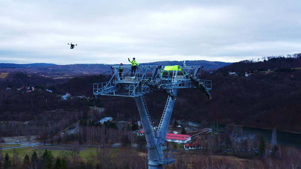 Liny pomógł rozciągnąć dron 
