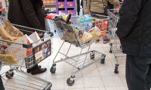 Polacy w szale zakupów. Ekspert ostrzega przed kolejkami w sklepach tego dnia