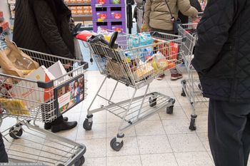 Polacy w szale zakupów. Ekspert ostrzega przed kolejkami w sklepach tego dnia