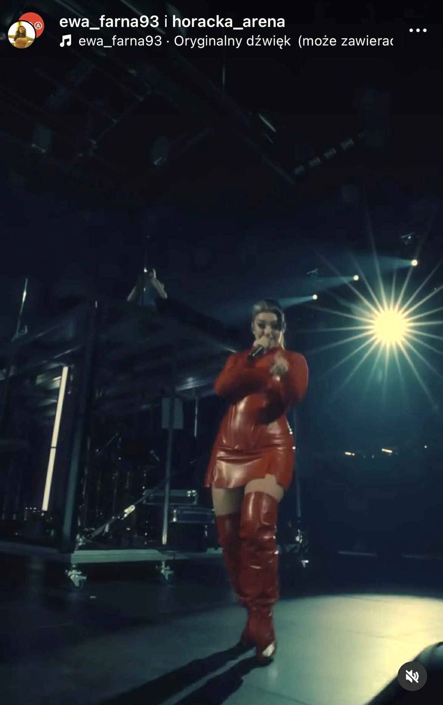 Ewa Farna w skórzanej stylizacji na koncercie