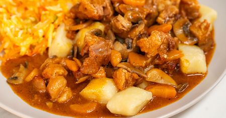 Obtocz karkówkę w ten sposób i duś powoli. Poznaj przepis dnia na gulasz wieprzowy jak u babci