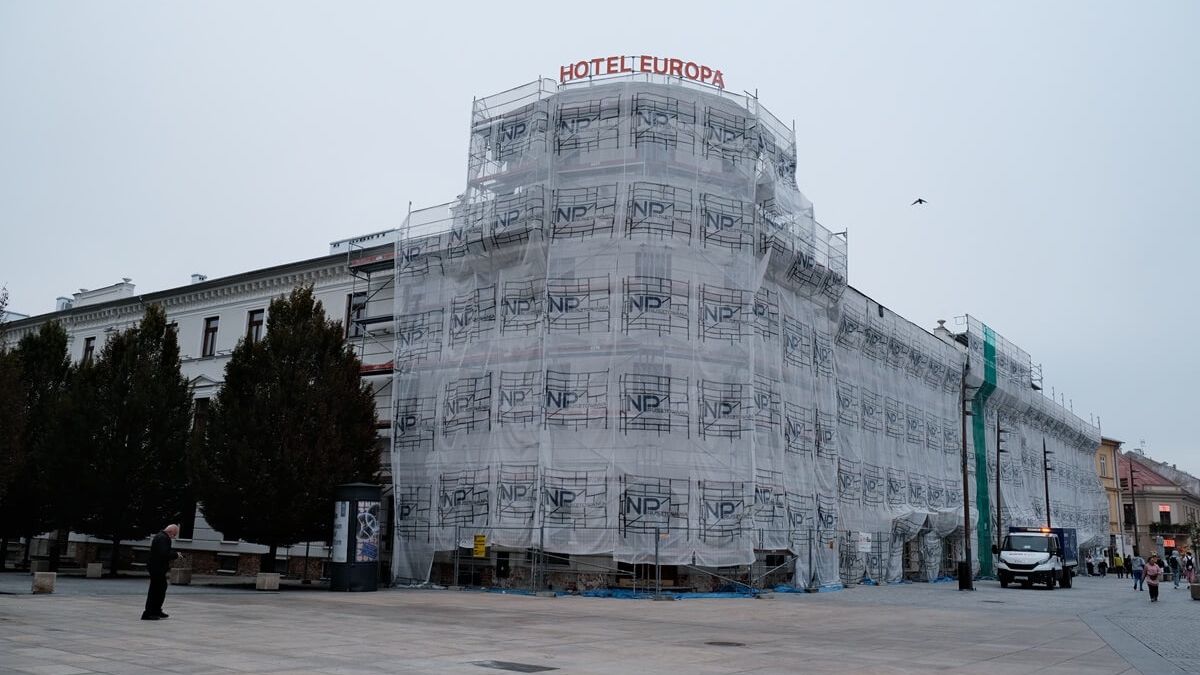 Nowe logo na budynku Hotelu Europa w Lublinie
