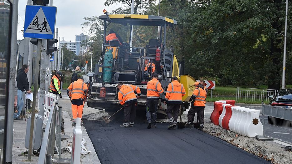 Pierwsze warstwy asfaltu pojawiają się między ul. Wielką a placem Powstańców Śląskich. Zobacz postęp prac na zdjęciach &gt;&gt;&gt;