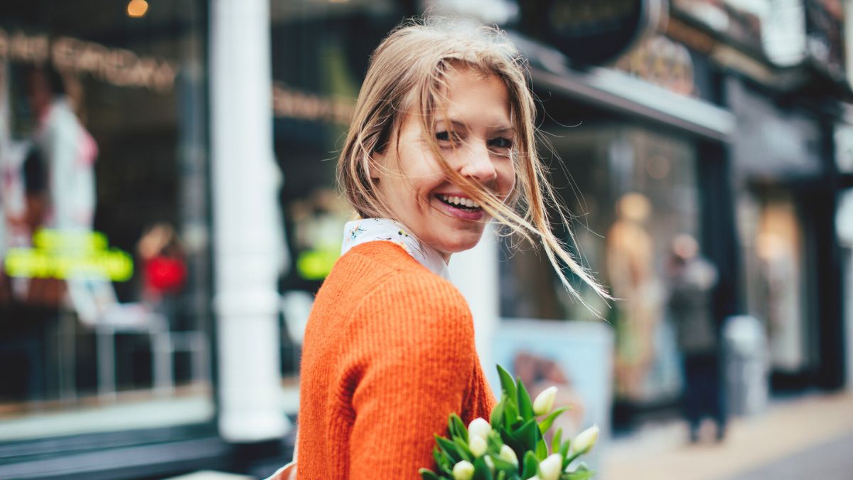 Kobieta w pomarańczowym swetrze