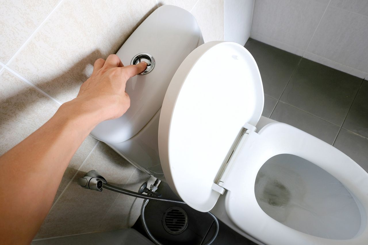 Einfacher Trick: So senkst du deine Wasserrechnung mit einer Flasche