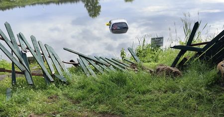Wypadek pod Garwolinem. 76-latka wjechała do stawu