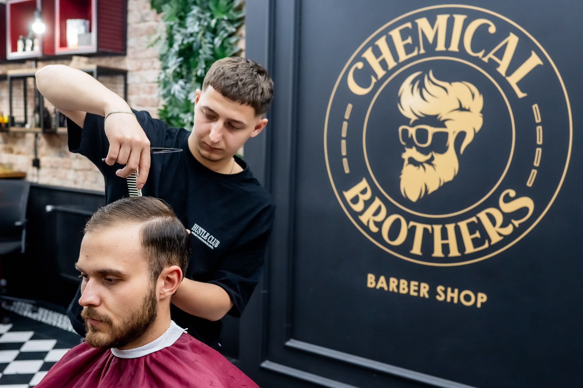 Salon Chemical Brothers przy ulicy Mickiewicza 88