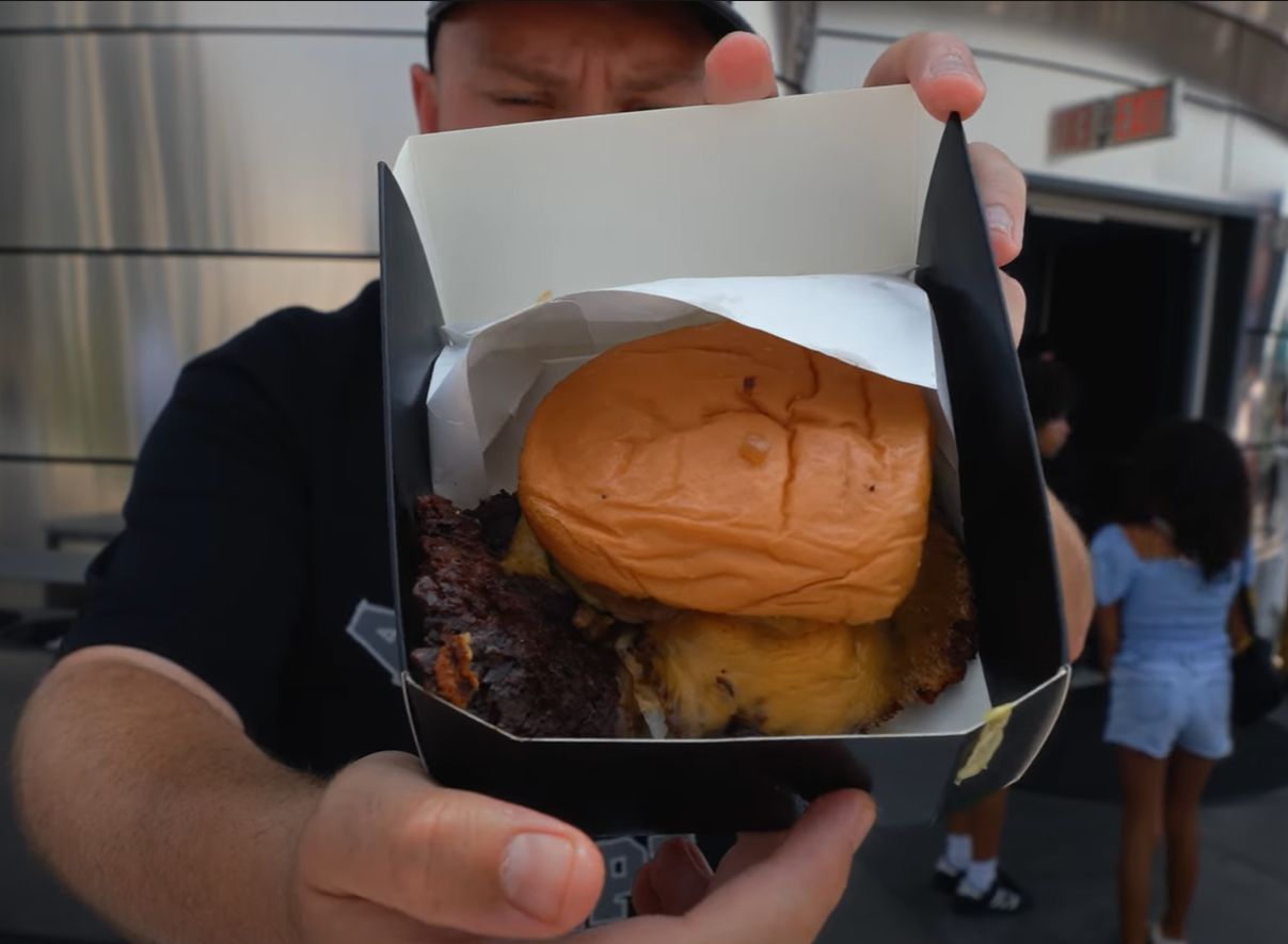 Tesla Burger najmniej smakował YouTuberowi. 