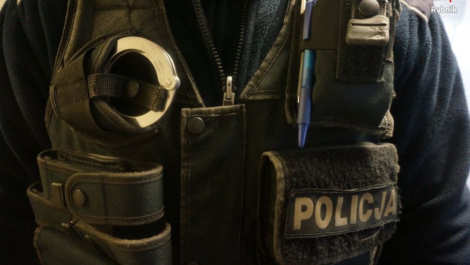 Za znęcanie się nad ojcem, policja w Rybniku nakazała opuszczenie mieszkania jego 35-letniemu synowi. 