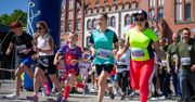Trzeci „Bieg na Wieżę Ratusza” w Słupsku. Sport, emocje i świętowanie jubileuszu miasta [ZDJĘCIA]