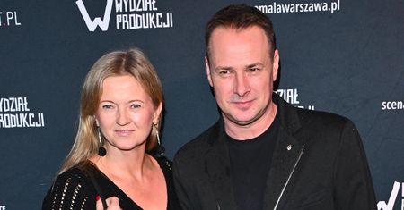 RZADKI WIDOK: Elegancki Paweł Małaszyński pozuje u boku żony na premierze teatralnej. Para od ponad 30 lat jest razem