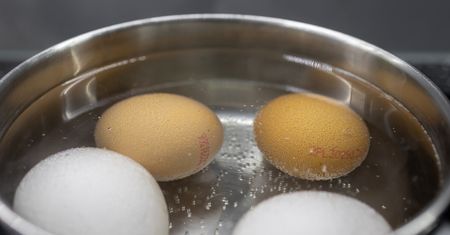 Wielu z nas gotuje tak jajka. Tracą smak i niemal wszystkie wartości