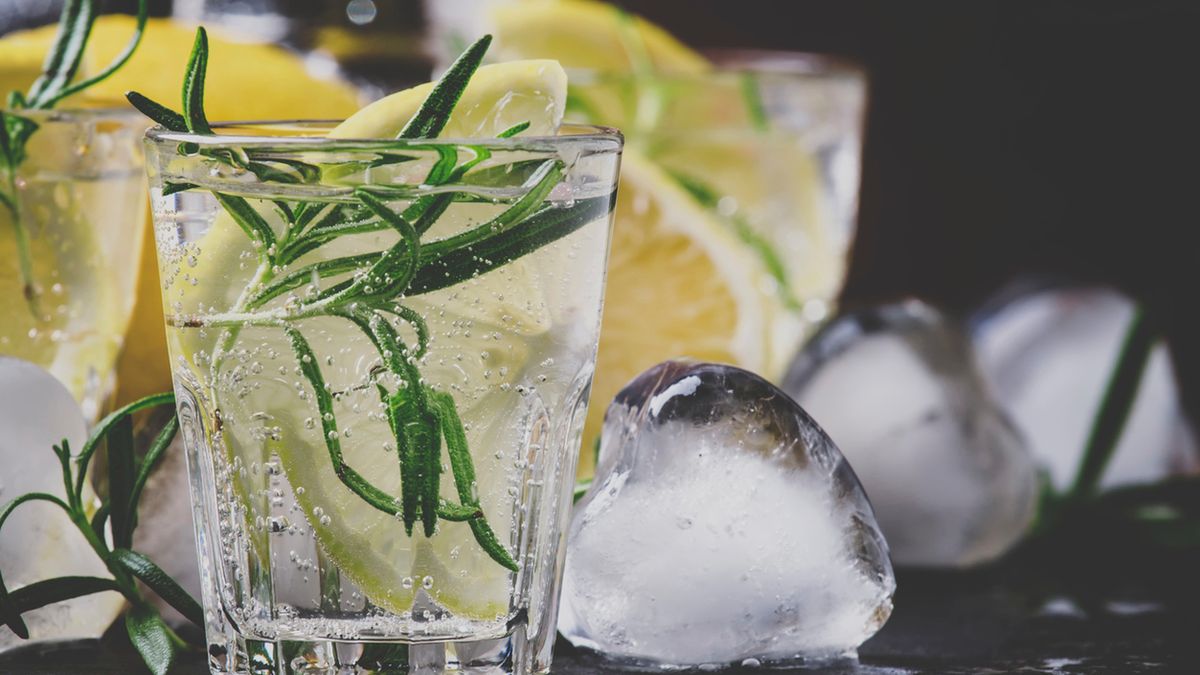 Woda rozmarynowa to nie tylko doskonałe orzeźwienie