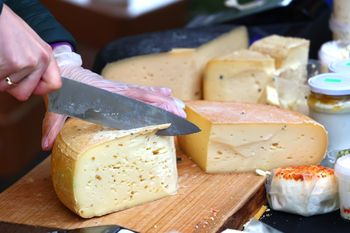 Czy można jeść ser przy wysokim cholesterolu? Dietetycy wyjaśniają