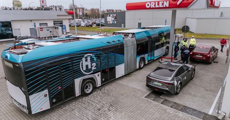 Testowy autobus wodorowy wyjechał na ulice Płocka. Bezpłatne przejazdy dla pasażerów